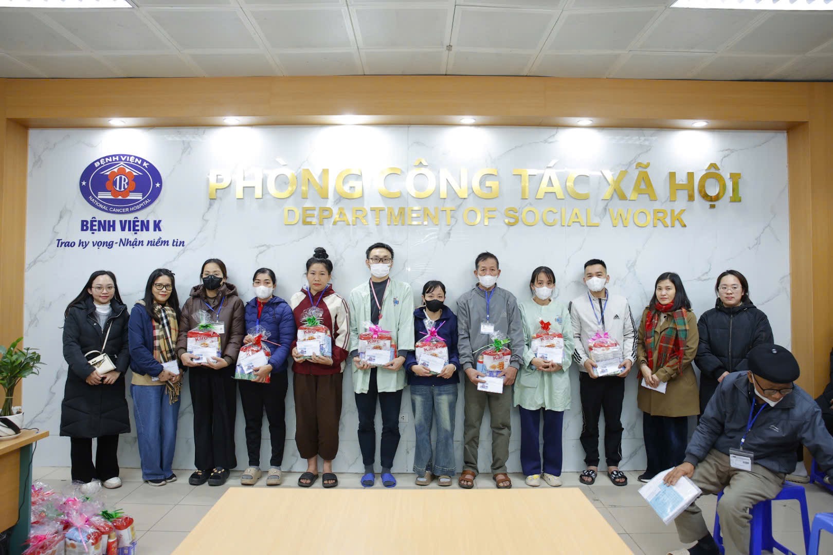 Chung tay trao gửi yêu thương đến các em nhỏ đang điều trị tại Bệnh viện K Tân Triều